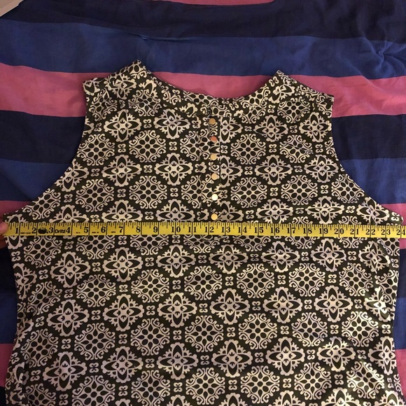 Patterned Sleeveless Blouse - Picture 7 of 7